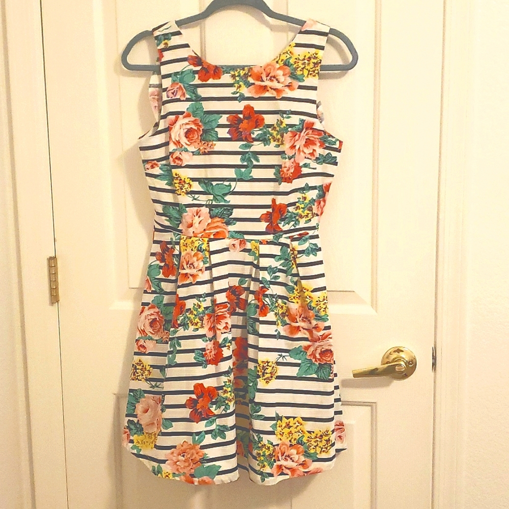 White floral sleeveless pleated dress